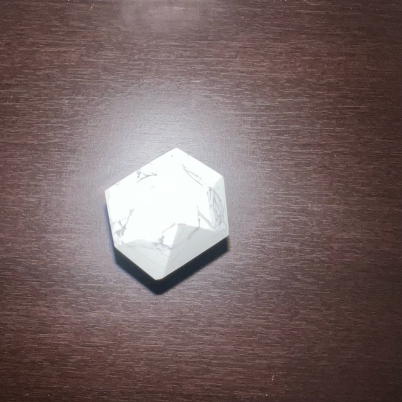 Large White Howlite Crystal Tower. - Picture 5 of 5